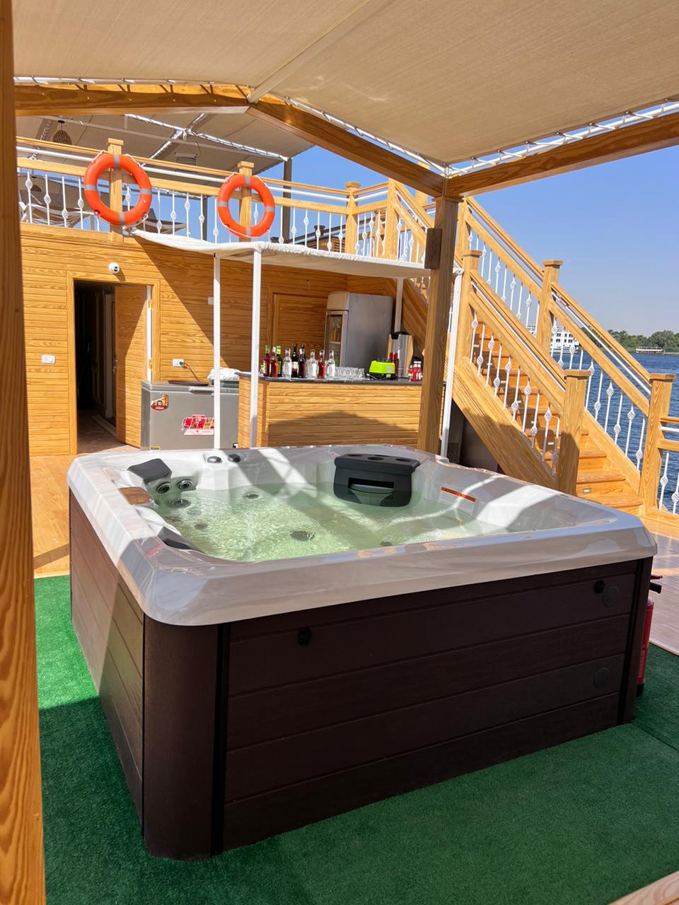 36-jet Jacuzzi aboard La Rose Dahabiya